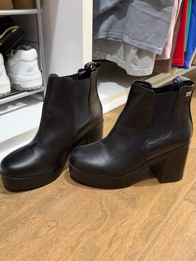 Musse & Cloud Black Platform Chelsea Ankle Booties